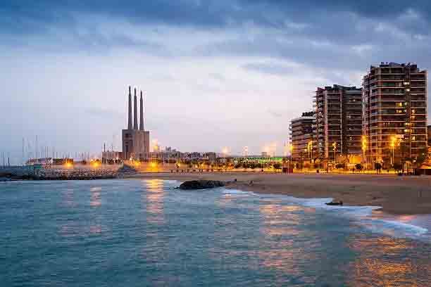 Frente marítimo de Badalona con las Tres Chimeneas al atardecer