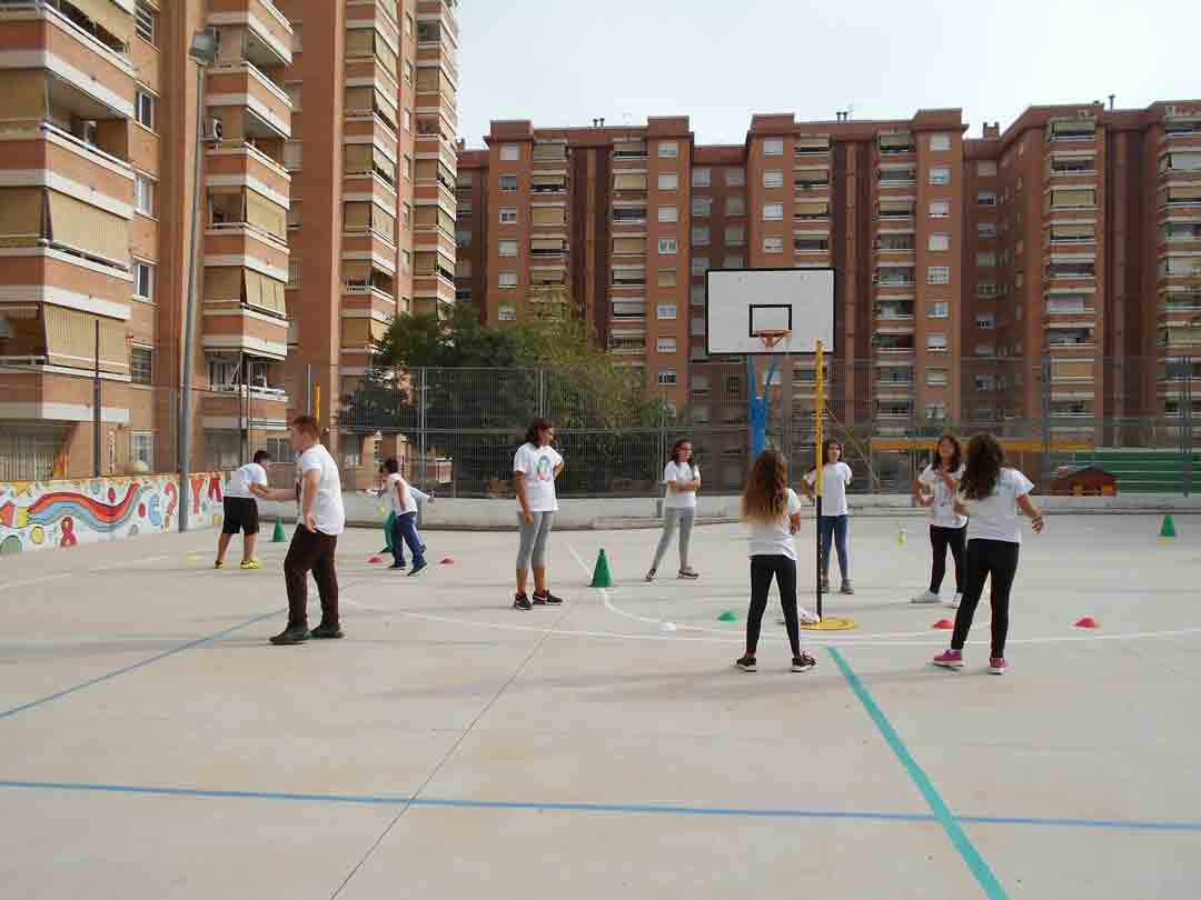 Patinadoras entrenando en el patio del CEIP Llorens Artigas de Badalona